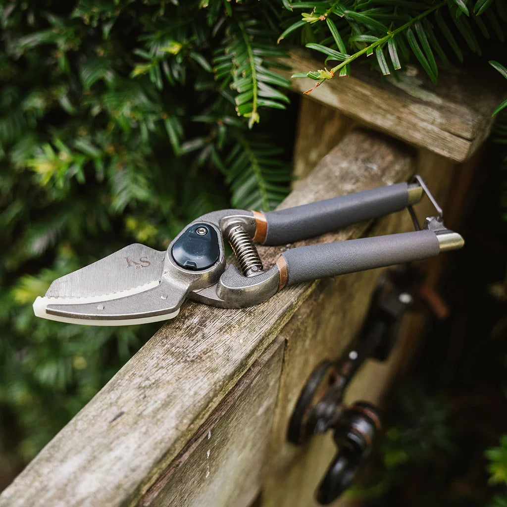 Traditional Anvil Secateurs | Kent & Stowe